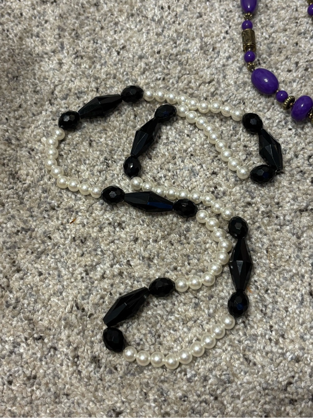 💎 Vintage Pearl and Black Bead Necklace